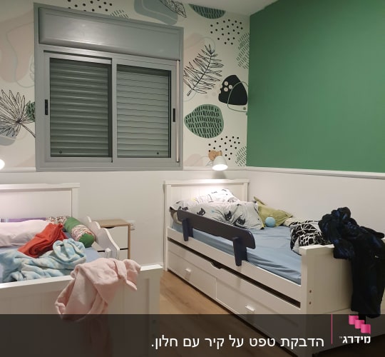 טפט עם עלים ודוגמאות גיאומטריות על קיר